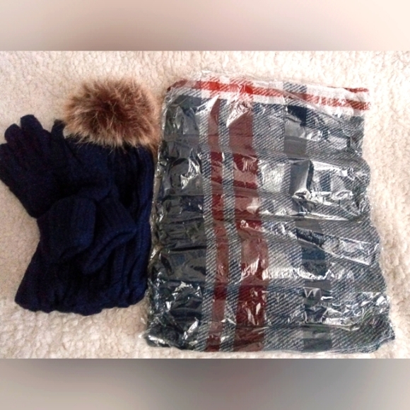 NEW Plaid Knit Blanket Scarf, Touchscreen Gloves & Pom Beanie Set - Picture 3 of 3